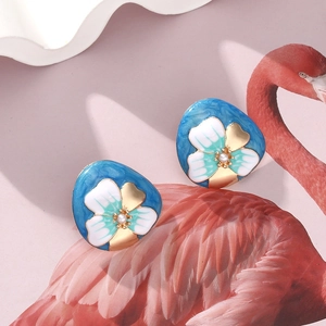 Boucles d'oreilles fleurs élégantes avec pétales émail bleu et blanc et perles