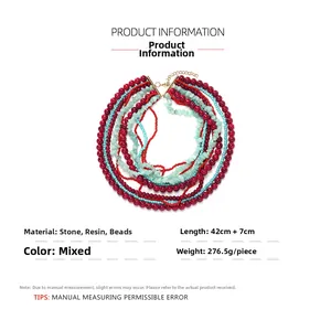 Vue détaillée d'un collier multicouche avec perles en pierre et résine colorées