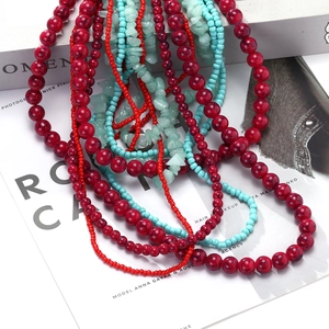 Collier bohème multicouche avec perles rouges et éclats de pierre naturelle verte