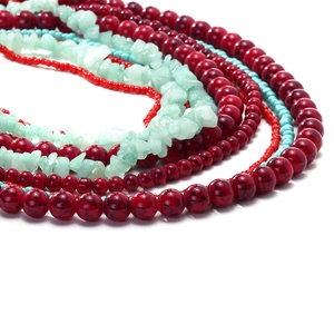 Collier multicouche avec perles marbrées rouges et accents de pierres naturelles