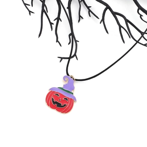 Collier citrouille d'Halloween avec chapeau de sorcière sur fond de branche effrayante
