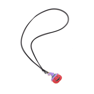 Collier minimaliste citrouille d'Halloween avec chapeau de sorcier sur cordon noir