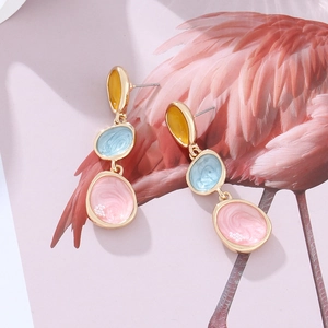 Boucles d'oreilles pendantes émaillées à trois couches avec bordure dorée et perle