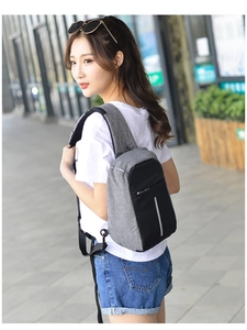 Détail du sac de poitrine gris et noir avec bande réfléchissante et port USB
