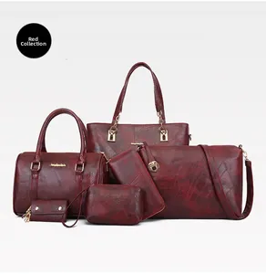 Detail van zesdelige wijnrode vintage handtassenset inclusief grote shopper en tassen