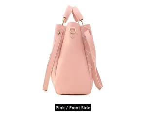 Sac seau matelassé rose avec perles et détails dorés, vue latérale de haute qualité