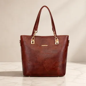 Vooraanzicht van donkerbruine retro tote bag met gouden kettingen en PU-lederstructuur