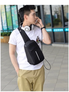 Détail du sac de poitrine antivol noir décontracté avec bande réfléchissante sur le modèle