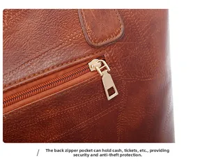 Detailweergave van de bruine leren tas achterkant met een veilige gouden ritszak