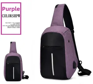 Detalle de bandolera morada con puerto de carga USB y tira reflectante de seguridad