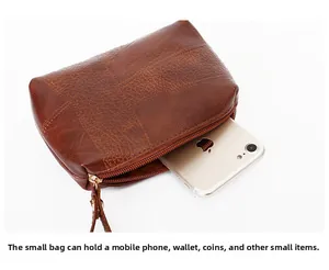 Gedetailleerd bovenaanzicht van bruine vintage leren tas met ruimte voor smartphone