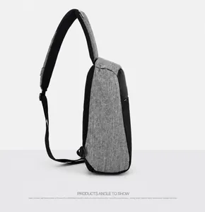 Vista lateral del bolso bandolera antirrobo con tela gris y puerto de carga USB