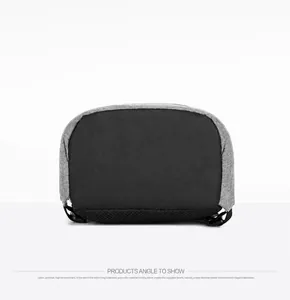 Vista detallada del fondo negro resistente al desgaste de este bolso de pecho gris