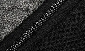 Detalle de cremallera metálica en tela gris resistente a desgarros del bolso de pecho