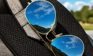 Detalle de la correa del bolso de pecho con malla de panal y gancho para gafas