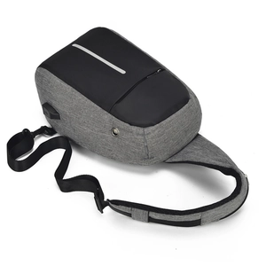 Sac de poitrine antivol gris avec port de charge USB et bande réfléchissante pour voyage