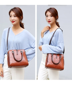 Sac fourre-tout marron motif crocodile porté en bandoulière et à l'épaule sur mannequin