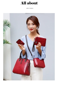 Détails d'un ensemble de quatre sacs à main en cuir PU rouge à motif crocodile brillant