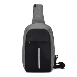 Bolso de pecho antirrobo para hombre con puerto USB en diseño gris y negro moderno