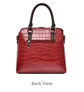 Vue détaillée de l'arrière du sac à main bordeaux à motif crocodile avec fermeture