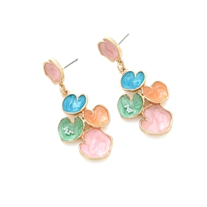 Détail de boucles d'oreilles fleurs en émail coloré avec perles et base en alliage doré