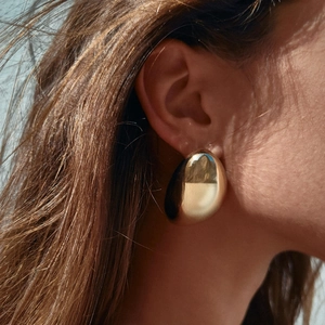 Boucles d'oreilles rétro dorées en forme de goutte d'eau avec finition miroir poli