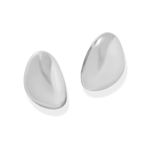Boucles d'oreilles argentées en forme de galet avec un design sculptural minimaliste chic