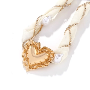 Französische Vintage-Herz-Halskette mit Perlen, Strass und cremefarbener Netzkette