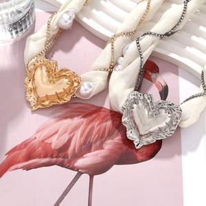 Makro-Detail der französischen Vintage-Herz-Kette mit Perlen und Strass-Netzgewebe-Kette