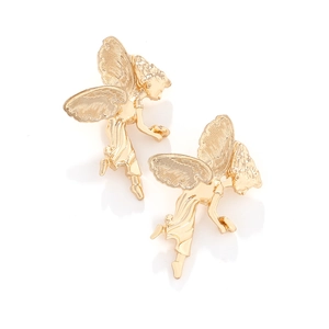Détail de boucles d'oreilles ailes d'ange dorées avec relief vintage et design de déesse