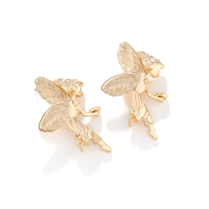 Gros plan de boucles d'oreilles ange dorées avec texture vintage et détails ciselés