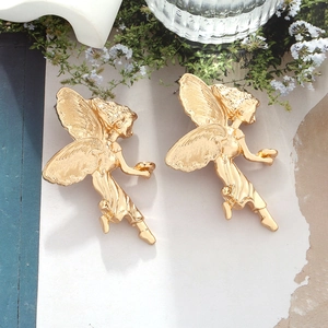 Boucles d'oreilles ange doré vintage avec ailes détaillées et fini métallique