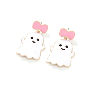 Détail de boucles d'oreilles fantômes blancs avec nœuds roses et finition émaillée