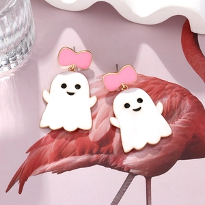 Détail de boucles d'oreilles fantôme avec nœuds roses sur fond flamant rose
