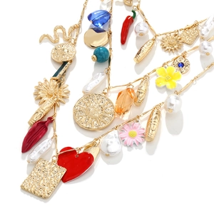 Collana boho dorata a più strati con cuore rosso, fiori smaltati e ciondoli perla