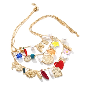 Collana boho multistrato dorata con ciondoli in smalto colorato e pendenti di perle