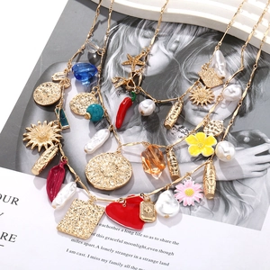 Collana boho multistrato con ciondoli colorati e perle su una rivista di moda