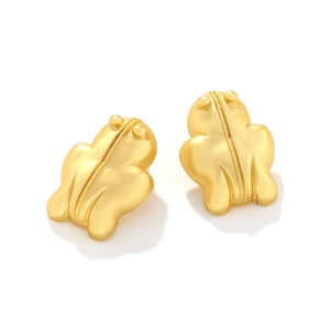Retro matte gold 3D frog stud earrings featuring textured alloy design and vintage style