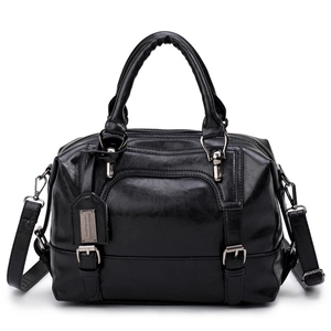 Klassieke zwarte Boston-tas van kunstleer met zilveren hardware en schouderband