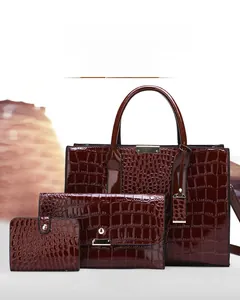 Dreiteiliges Set aus dunkelroten Taschen mit Krokoprägung, Glanzfinish und Goldbeschlägen