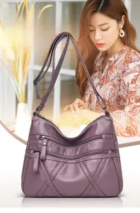 Détail du sac bandoulière en cuir PU violet avec rayures matelassées et multi-fermetures