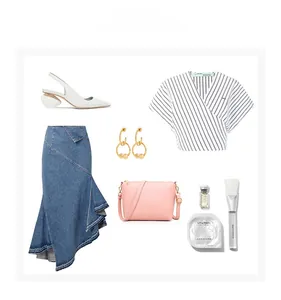 Flachbild von rosa Umhängetasche, Jeansrock, gestreiftem Top und weißen Sandalen Set