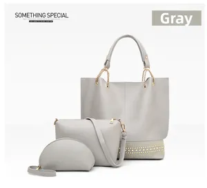 Detailliertes dreiteiliges Set grauer PU-Ledertaschen mit Metallnieten und Kettenelementen