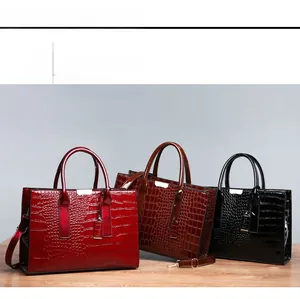 Dreiteiliges Taschenset aus burgunderrot, braun und schwarz geprägtem Krokodilleder