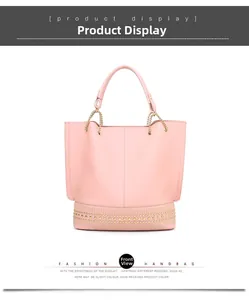 Detailansicht des Taschenbodens mit goldenen Nieten und Kettenelementen in Rosa