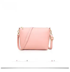 Vorderansicht der rosa Kunstledertasche mit verstellbarem Gurt und Gold-Reißverschluss