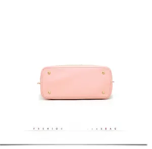 Detailansicht des Taschenbodens in Rosa mit schützenden Goldnieten und Kieselleder-Struktur