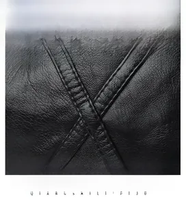 Détail du cuir noir à texture litchi, imperméable et doux au toucher, haute qualité