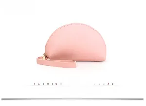 Vorderansicht einer rosa Handgelenktasche aus strukturiertem Leder mit Metallreißverschluss