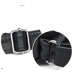 Gros plan sur la boucle en métal argenté et la texture du bracelet en cuir souple